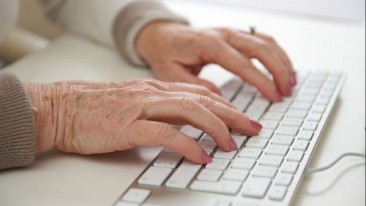 Persona mayor con ordenador