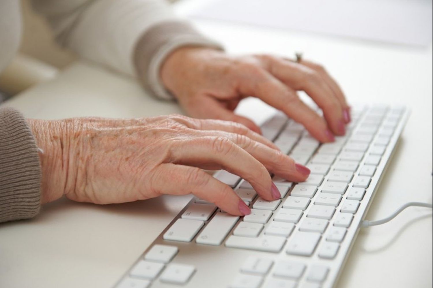 Persona mayor con ordenador