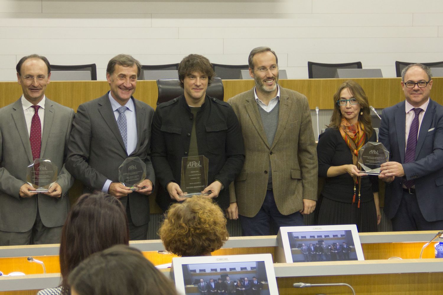 Recoge el Premio Javier Pérez Fernández (primero por la derecha), director general de Mayores y Personas con Discapacidad, y Eugenia Fernández, directora de Inciso Integración.